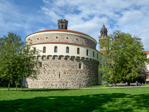 Theaterplatz-Wiese mit Kaisertrutz (rechts) und Alte Seilerei im Hintergrund